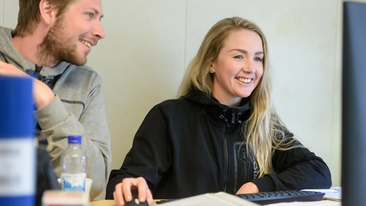 Två personer arbetar vid dator